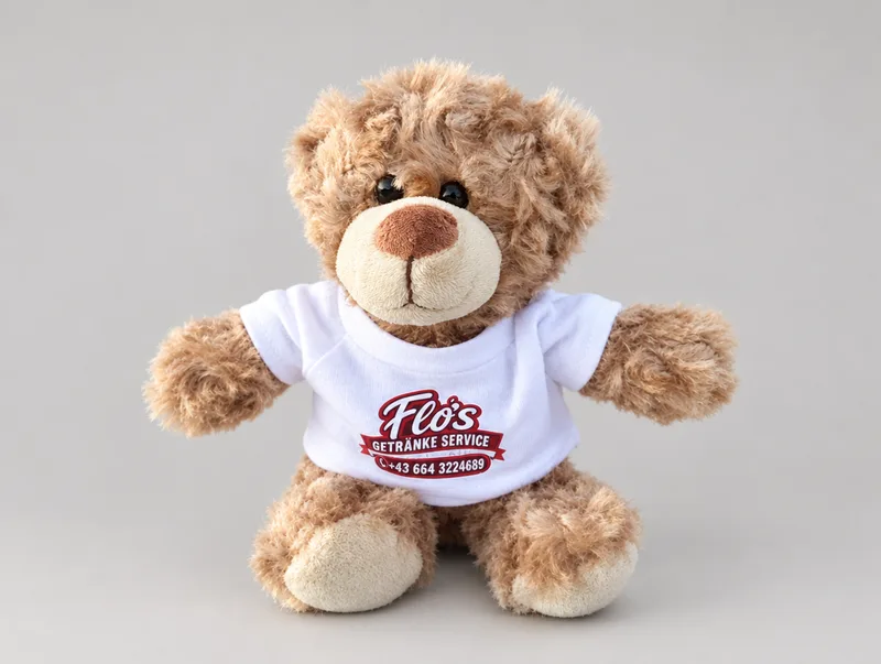 Flo's Teddybär: brauner Plüschbär im weißen T-Shirt mit dem Flo's-Logo